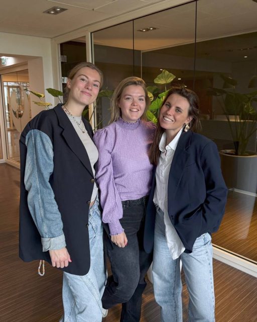 “𝐓𝐞𝐚𝐦𝐰𝐨𝐫𝐤 𝐦𝐚𝐤𝐞𝐬 𝐭𝐡𝐞 𝐝𝐫𝐞𝐚𝐦 𝐰𝐨𝐫𝐤.”

Gisteren brachten wij een bezoek aan twee van onze 2ASSISTU Assistants, die samen verantwoordelijk zijn voor de front office en het officemanagement van Ostrica Investments. Van agendabeheer, ontvangst van gasten, tot het organiseren van teamactiviteiten – zij regelen het en zorgen ervoor dat de dagelijkse operatie vlekkeloos verloopt.

Met hun inzet en hospitality mindset ontzorgen zij het kantoor volledig en vormen zij een sterk 2ASSISTU team dat dagelijks waarde toevoegt.