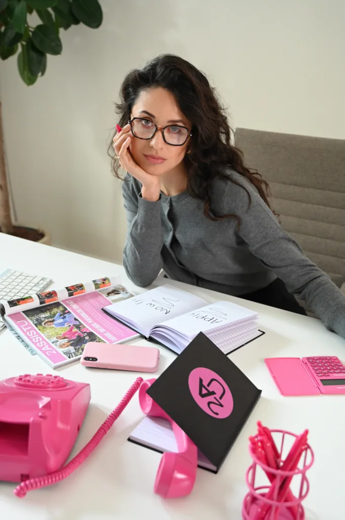 Vrouw kijkt voor zich uit achter een computer.